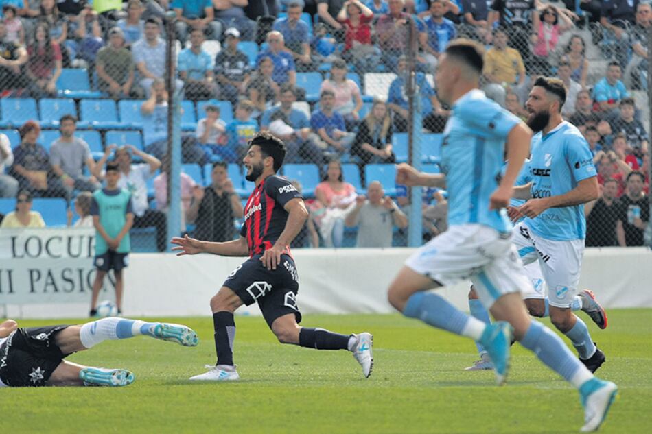 Gudiño festeja la apertura del marcador en cancha de Temperley.