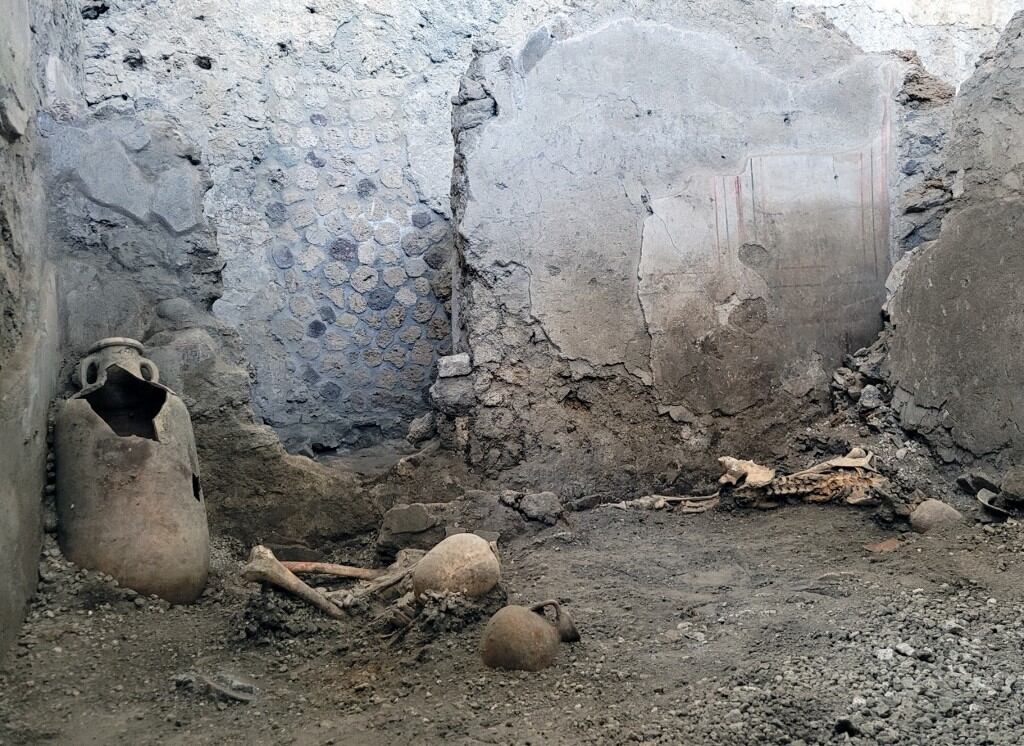 Los datos de los primeros análisis antropológicos indican que ambos individuos probablemente fallecieron por múltiples traumatismos. (Foto: AFP/Parque Arqueológico de Pompeya)