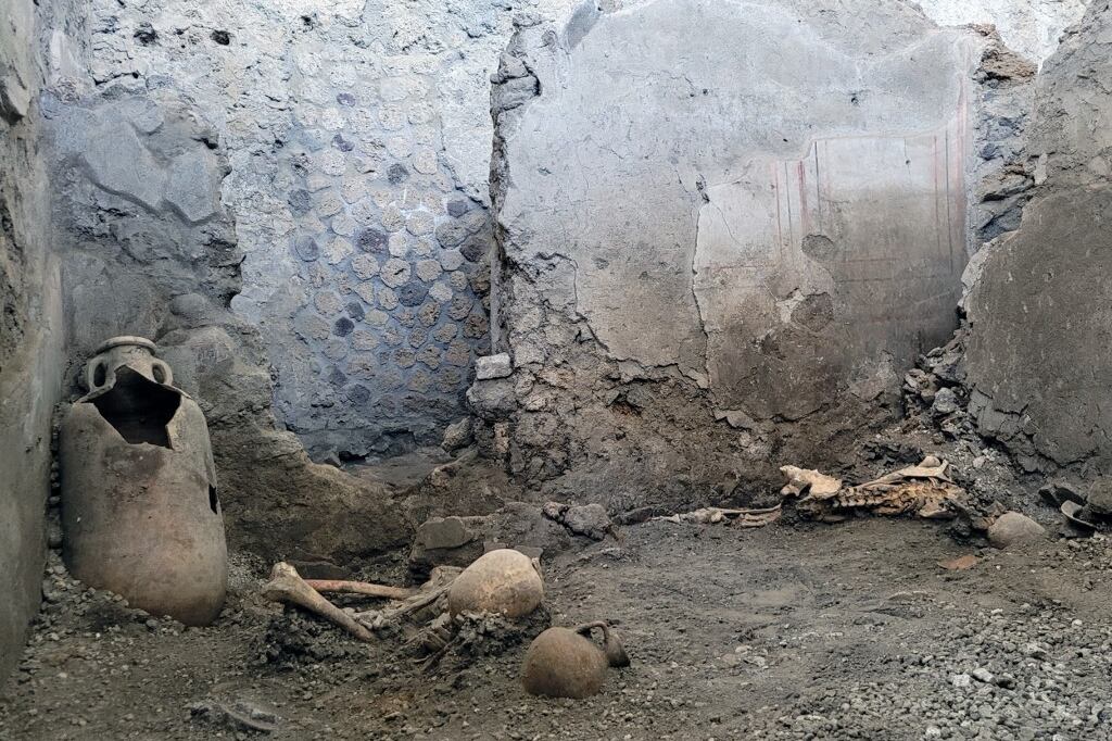 Los datos de los primeros análisis antropológicos indican que ambos individuos probablemente fallecieron por múltiples traumatismos. (Foto: AFP/Parque Arqueológico de Pompeya)