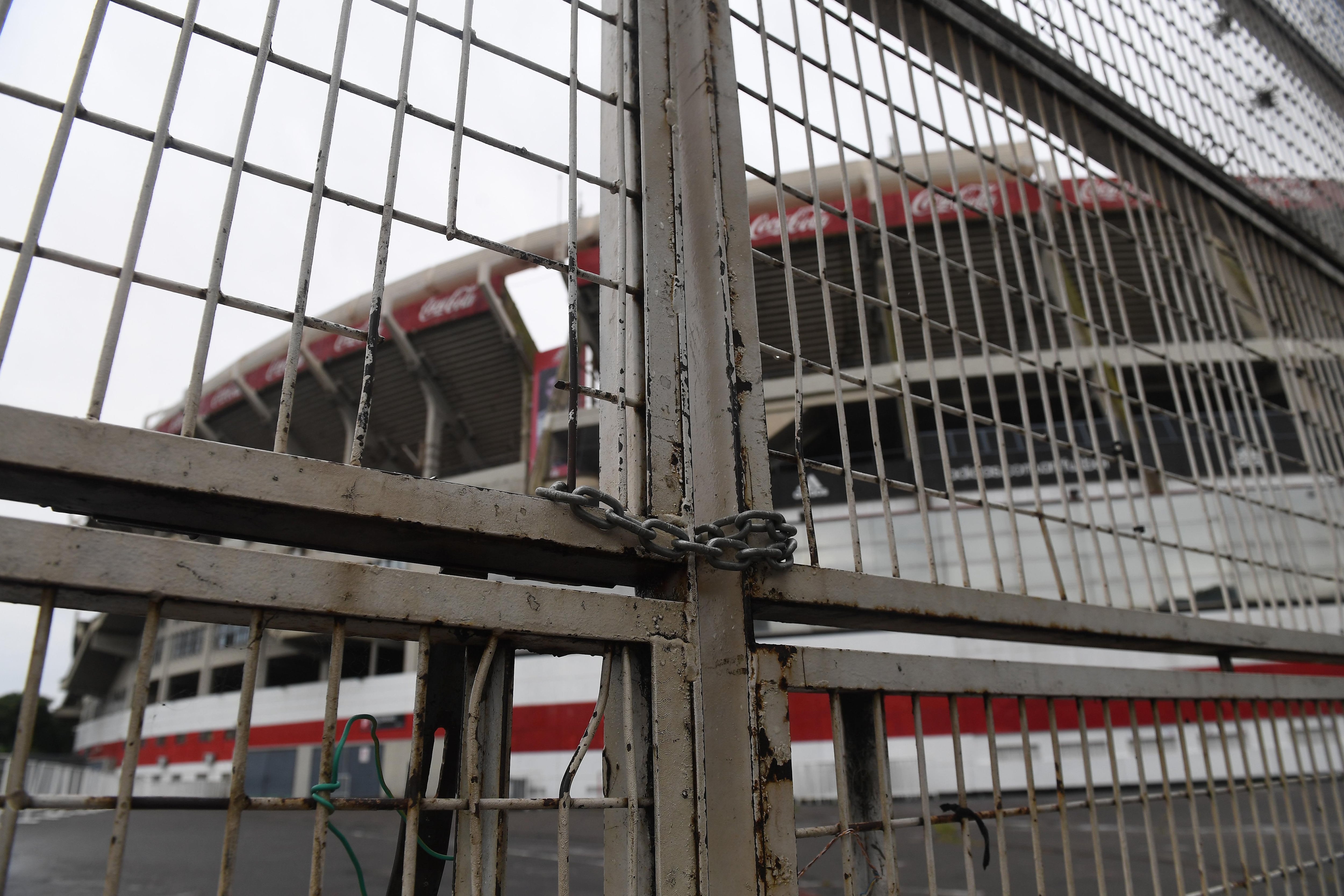 La imagen de la cancha de River podría repetirse en otros estadios.