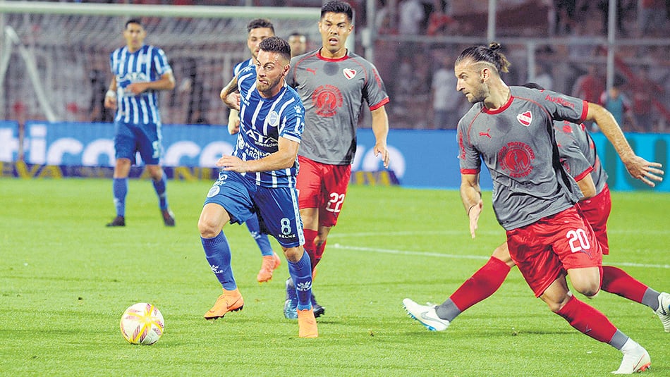 Angel González, autor del 1-0, se lleva la pelota ante la marca de los Silva, Francisco y Gastón.