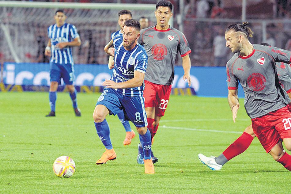 Angel González, autor del 1-0, se lleva la pelota ante la marca de los Silva, Francisco y Gastón.