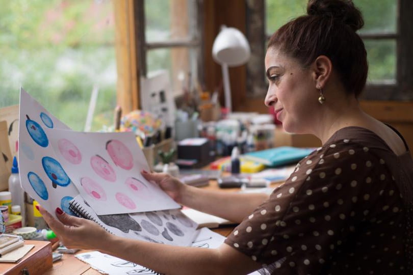 Paola Barrientos en "La afinadora de árboles", de Natalia Smirnoff.