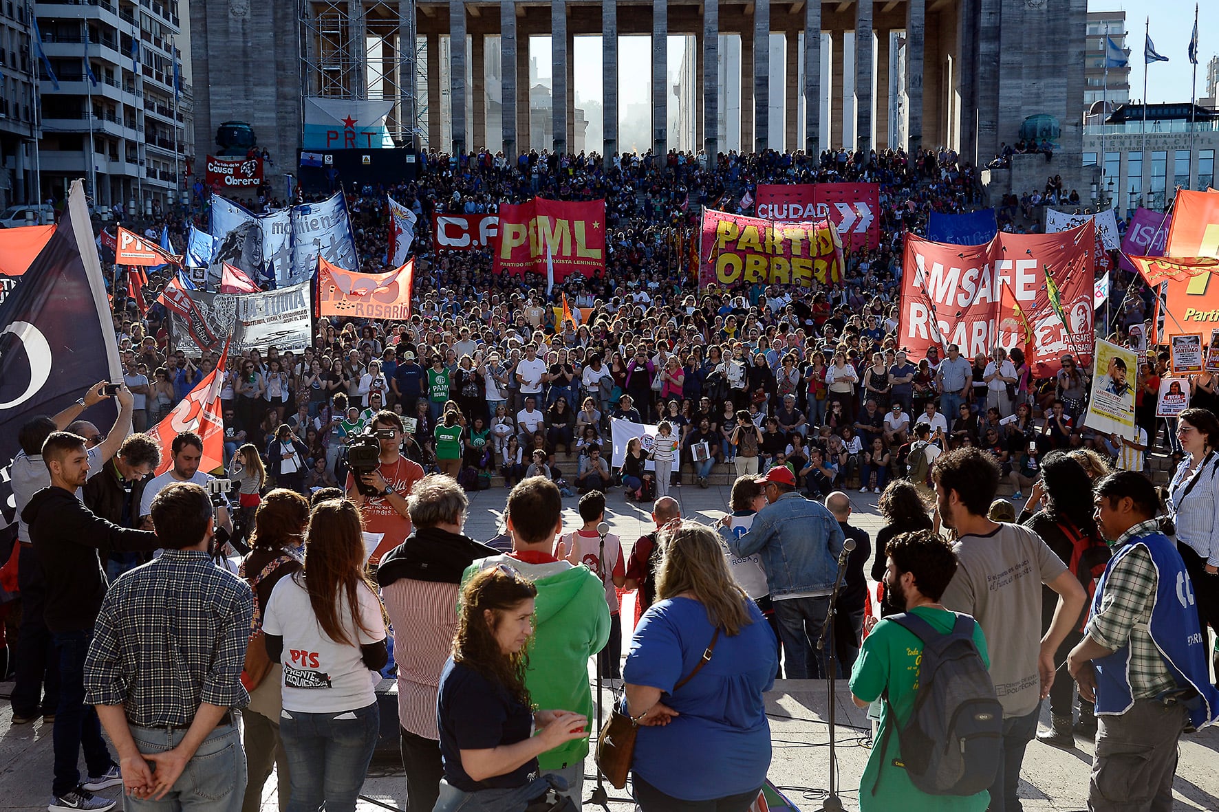 El monumento se llenó de gente que fue a pedir por Santiago.