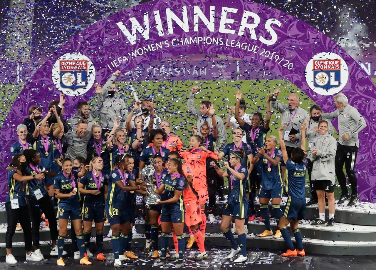 Las chicas del Lyon festejando un nuevo título en Europa.