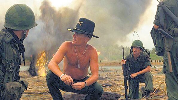 El Coronel Kilgore (Robert Duvall) ordena un ataque en la playa para que sus hombres puedan hacer surf.