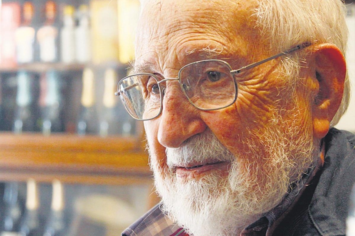 Noé Jitrik es un habitual columnista de Página/12, donde publica regularmente sus contratapas. 