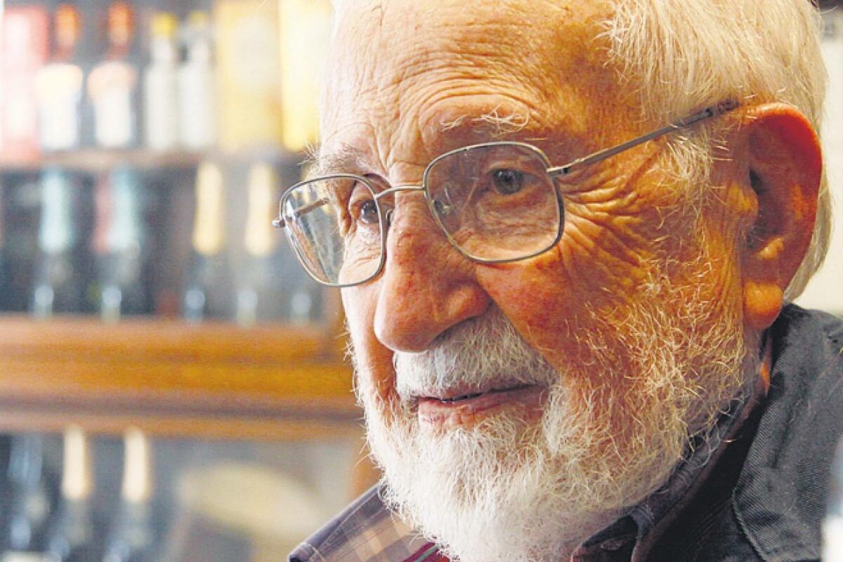 Noé Jitrik es un habitual columnista de Página/12, donde publica regularmente sus contratapas.