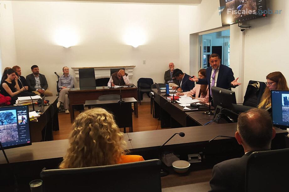 Villalba, de pie, en el alegato de apertura.