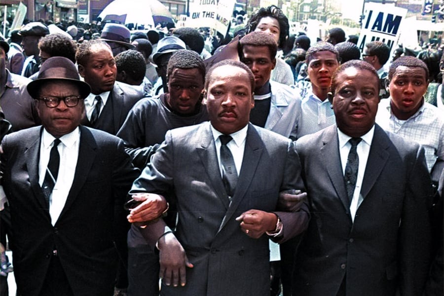 El reverendo Ralph Abernathy, a la derecha, y el obispo Julian Smith, a la izquierda, flanquean al Dr. Martin Luther King, Jr., durante una marcha por los derechos civiles en Memphis, Tennessee, el 28 de marzo de 1968. Imagen: Jack Thornell.