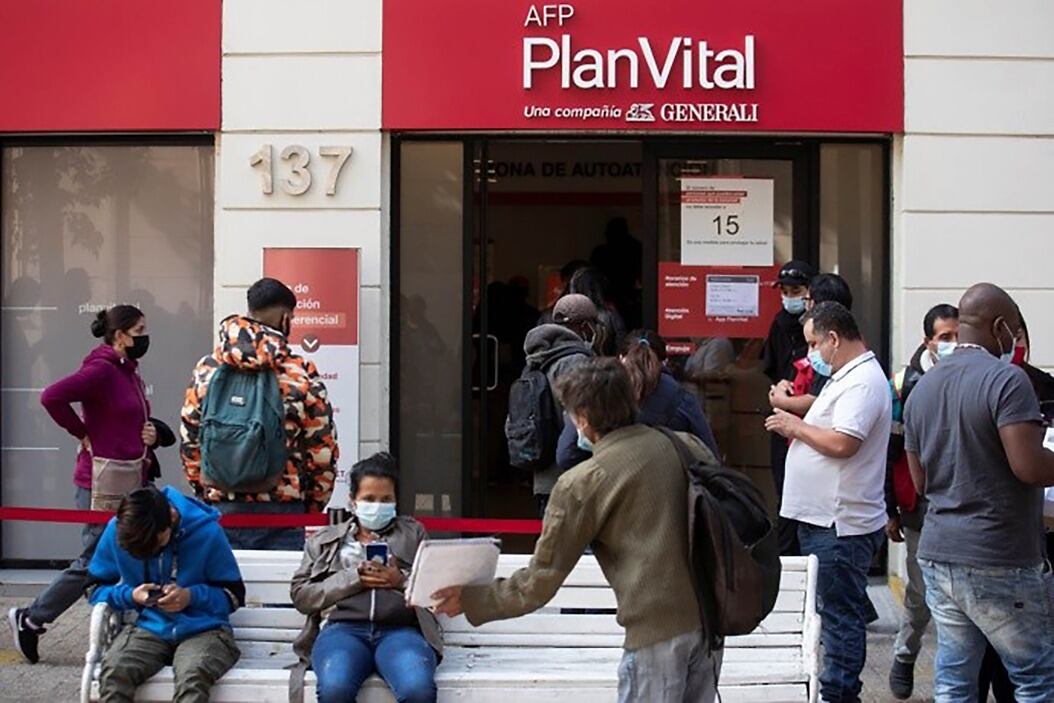 Foto de archivo del 3 de mayo de un grupo de ciudadanos chilenos al hacer fila en la sucursal de una AFP, para realizar el tercer retiro de sus ahorros previsionales, en Santiago de Chile