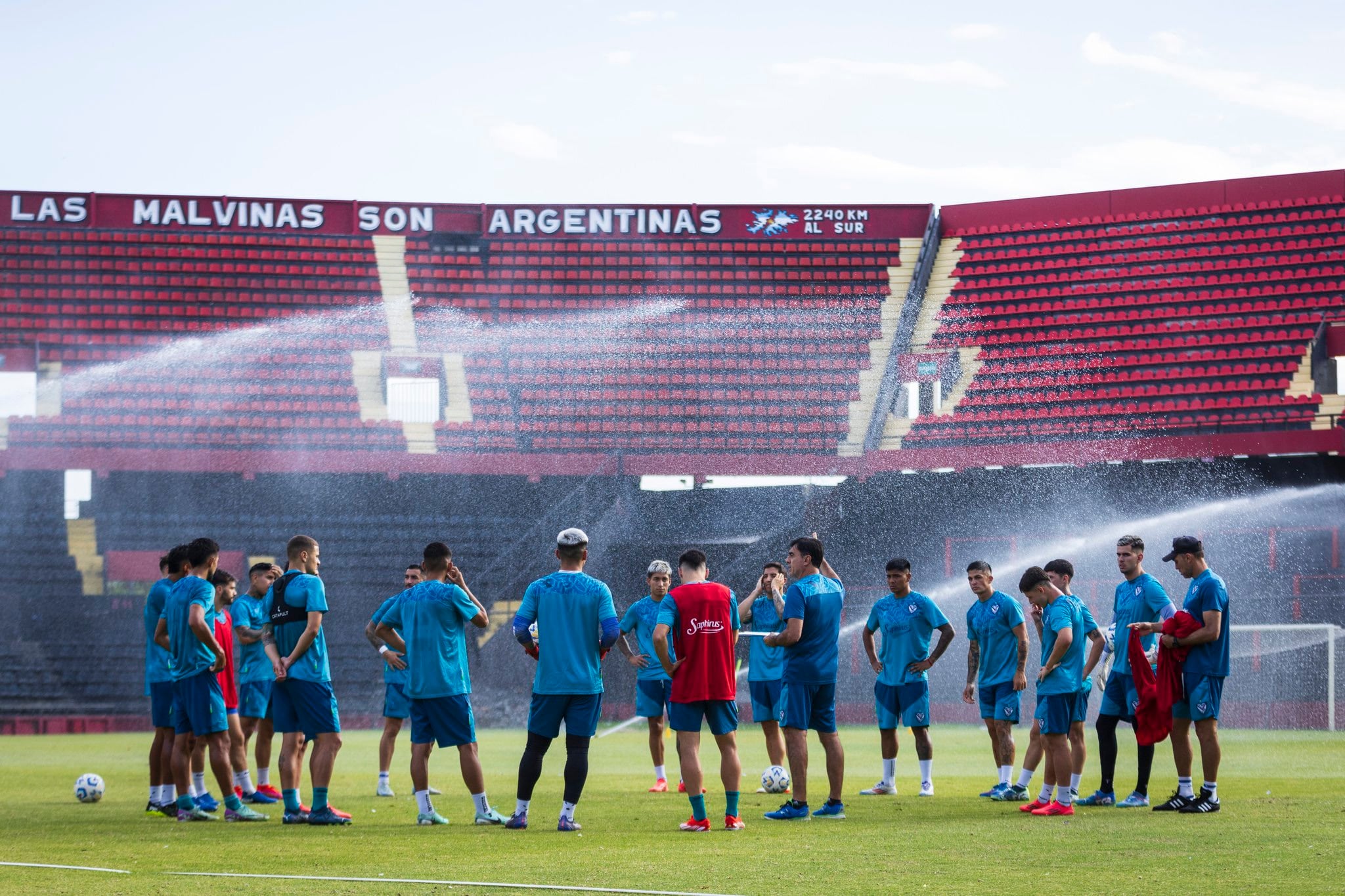 Los jugadore de Vélez en la cancha de Unión, donde se juega la final.