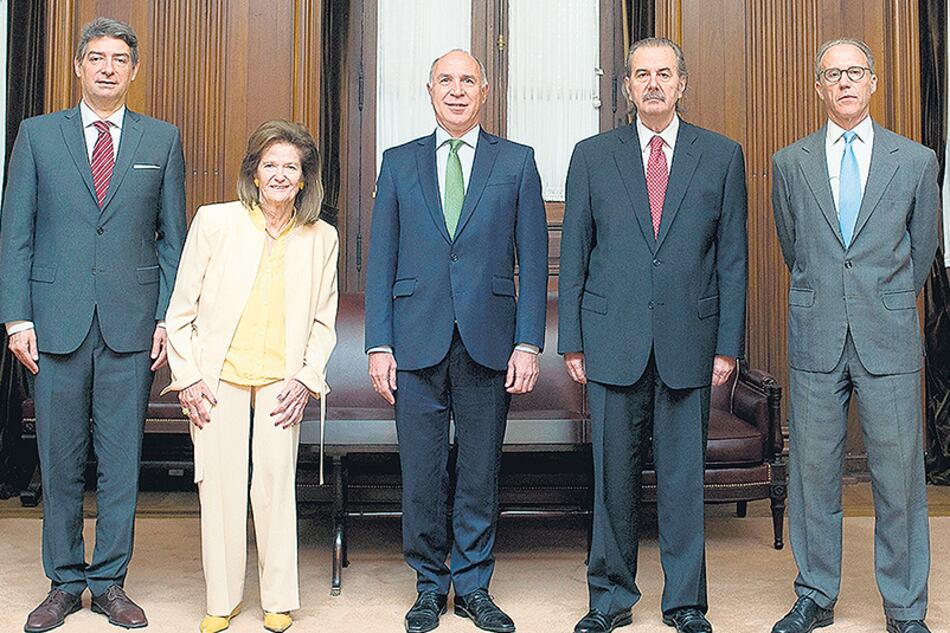 Los miembros de la Corte Suprema llegaron ayer a su primera reunión plenaria con el nuevo esquema en un clima tenso.