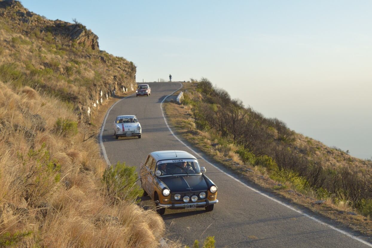 Los autos bajan por la Cuesta del Portezuelo, en Catamarca.