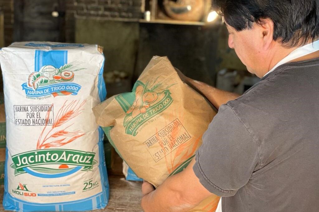 Bolsas de harina de trigo, con la leyenda que dice "subsidiada por el Estado Nacional".
