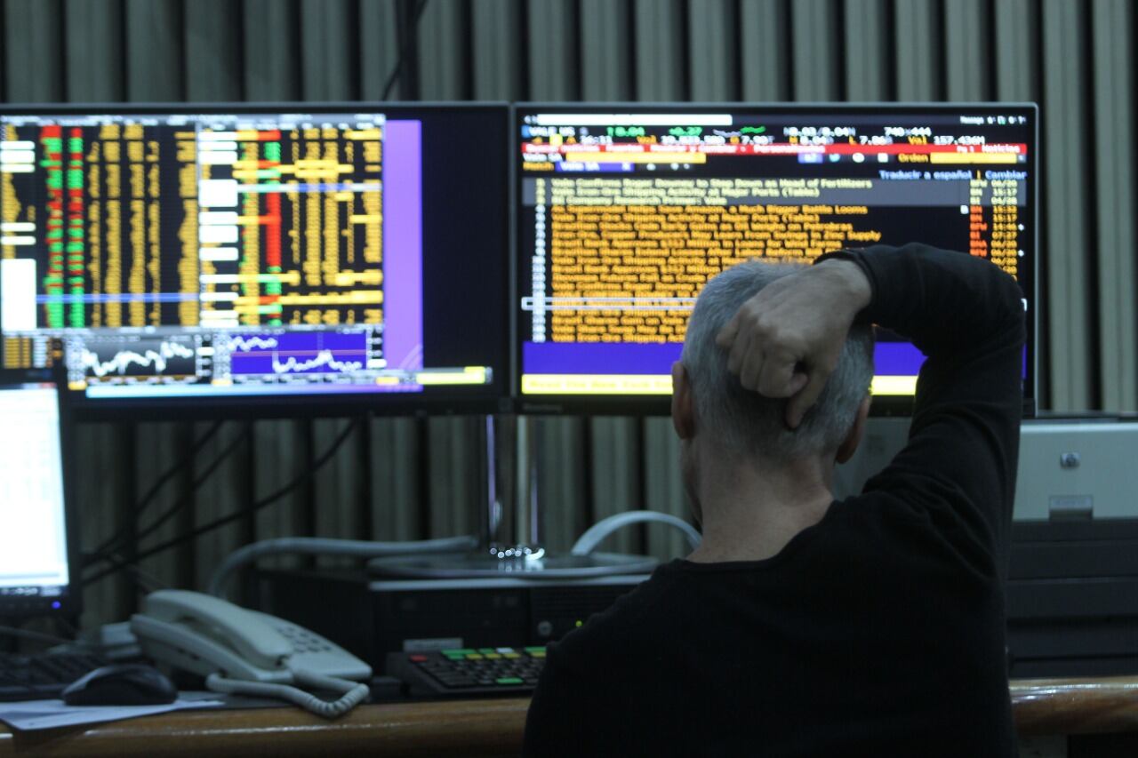 Suba de los bonos y caída de las acciones en la Bolsa