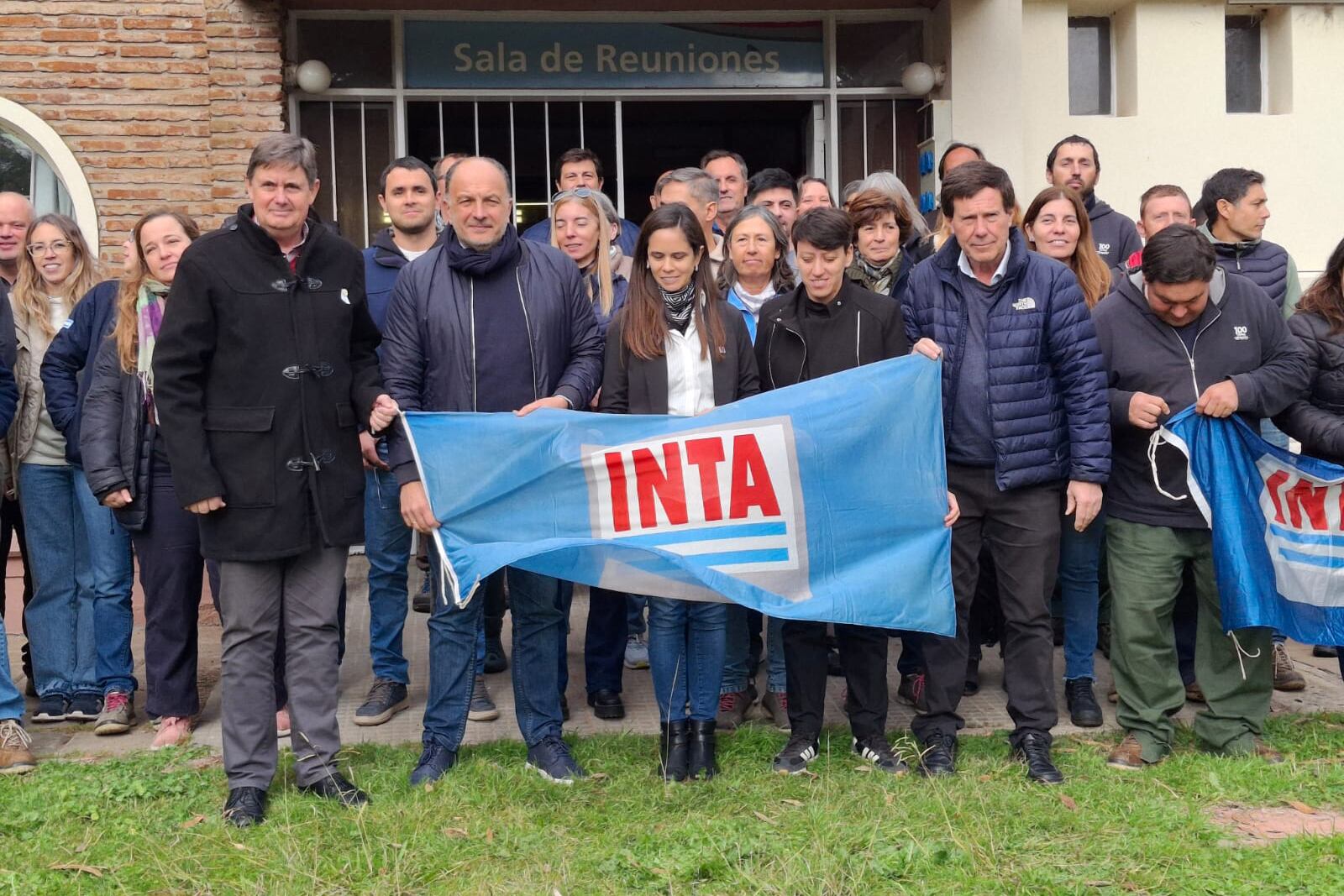 Con la bandera: los intendentes manifestaron su apoyo a la lucha de los trabajadores del INTA. 
