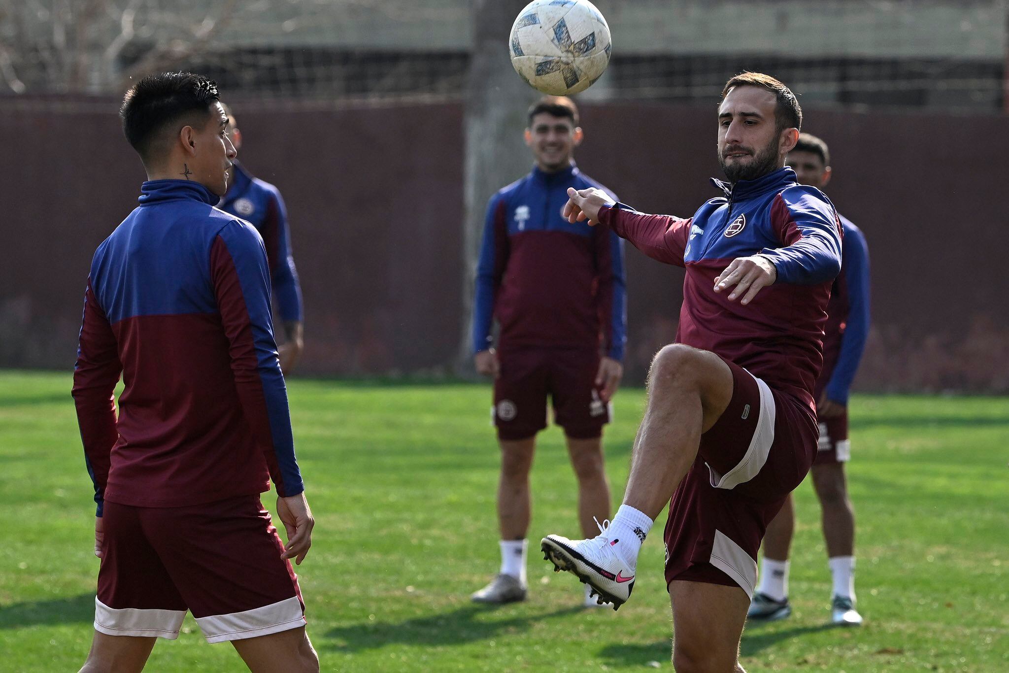 Izquierdoz juega con la pelota durante la práctica