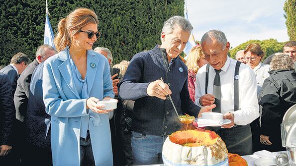 El Presidente sirviendo locro junto a Juliana Awada.