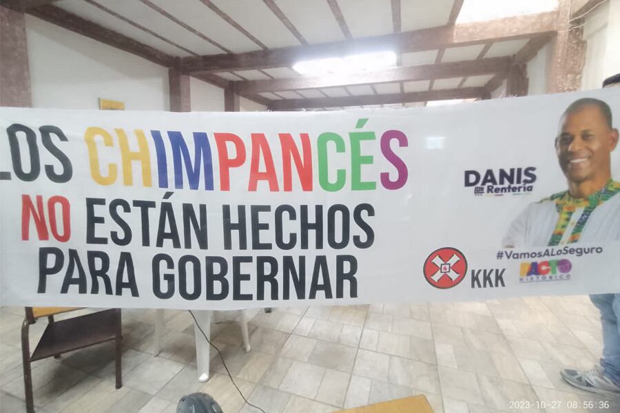 Pancartas con proclamas racistas. Imagen: @VHerrerita