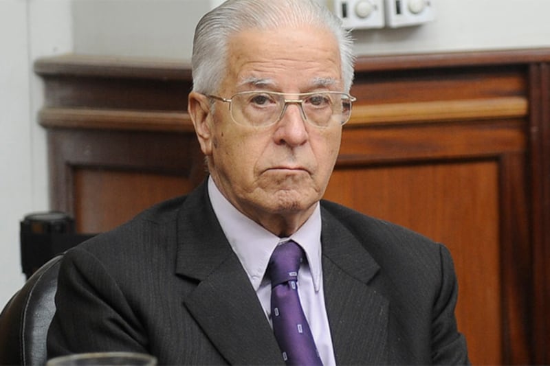 Gustavo Rivas en el banquillo.