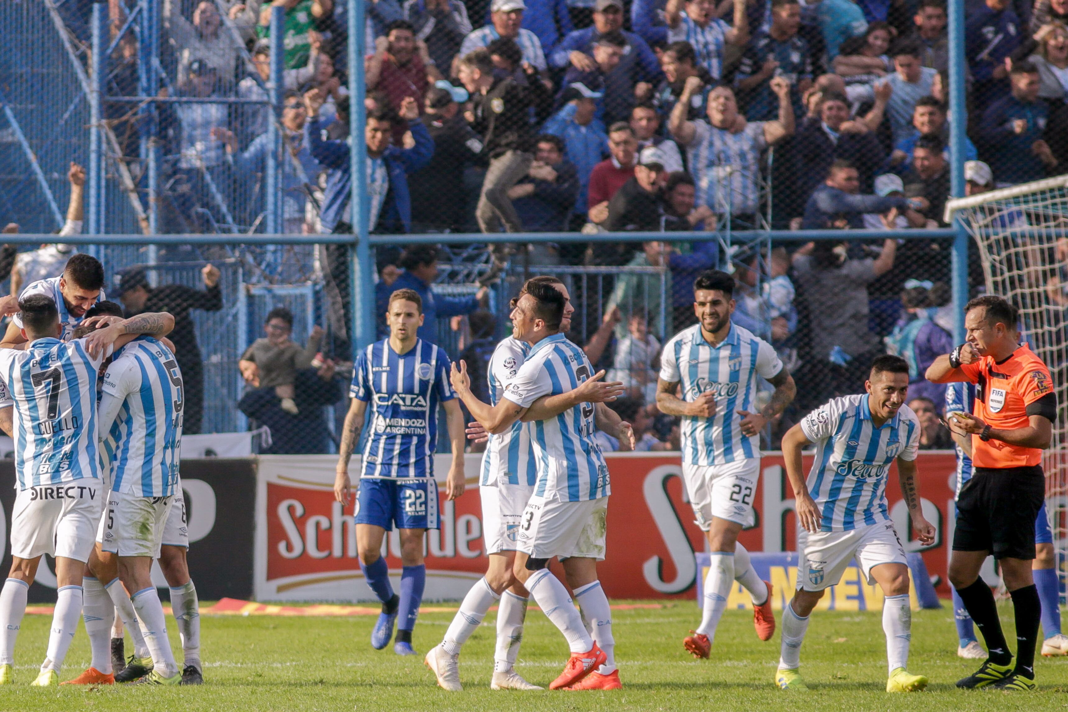 Atlético festeja la carambola que le dio los tres puntos ante el Tomba.