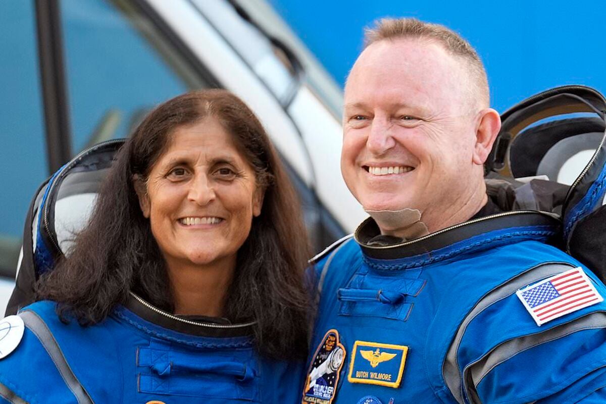 Los astronautas Sunita "Suni" Williams y Barry "Butch" Wilmore salieron hace más de 3 meses desde una estación de la NASA. Imagen: NASA.