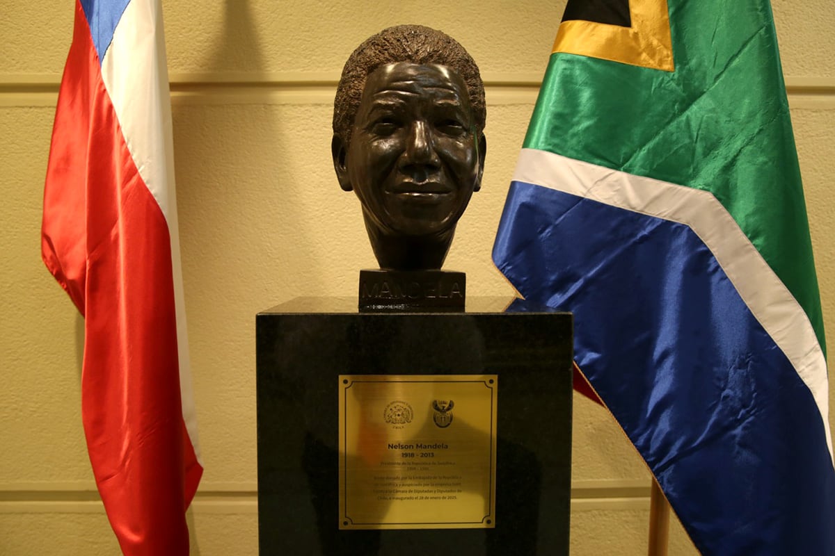 Busto de Nelson Mandela en la Cámara de Diputados de Chile