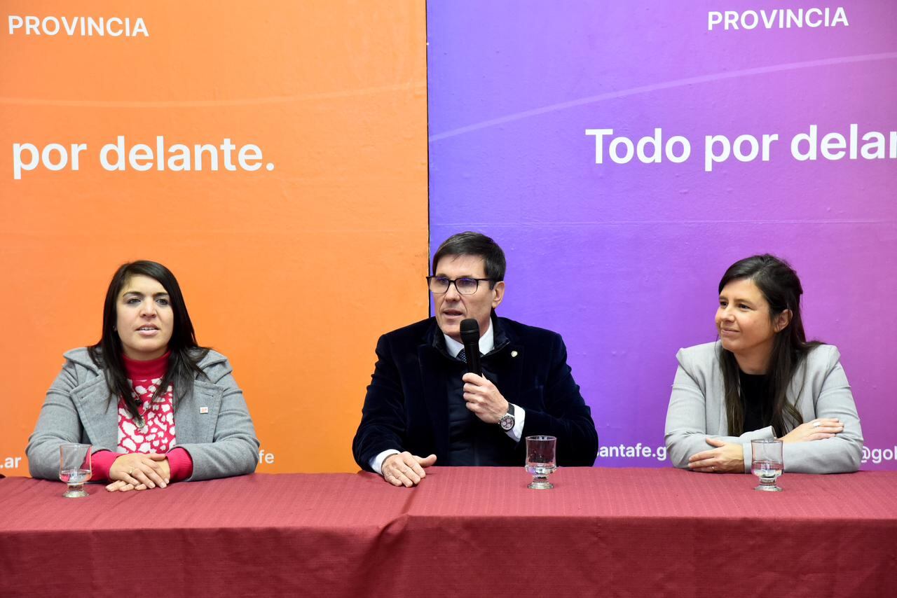 El ministro Goity y funcionarias del área de Educación.