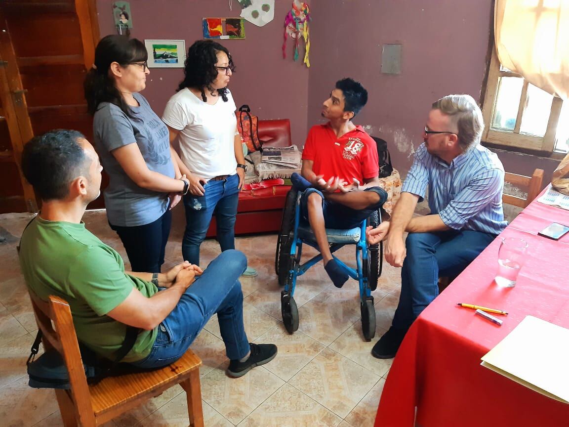 Franco junto a sus hermanos y el delegado del INADI.