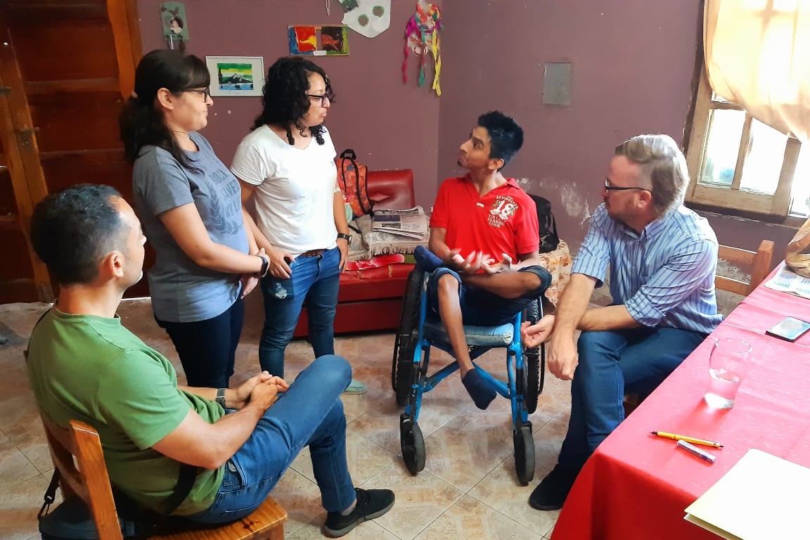 Franco junto a sus hermanos y el delegado del INADI.