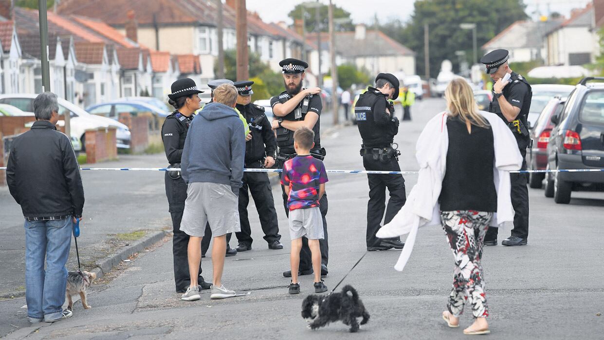 Allanamiento en el pueblo costero de Sunbury on Thames, en el marco de la investigaciòn por el ataque al subte de Londres esta semana.