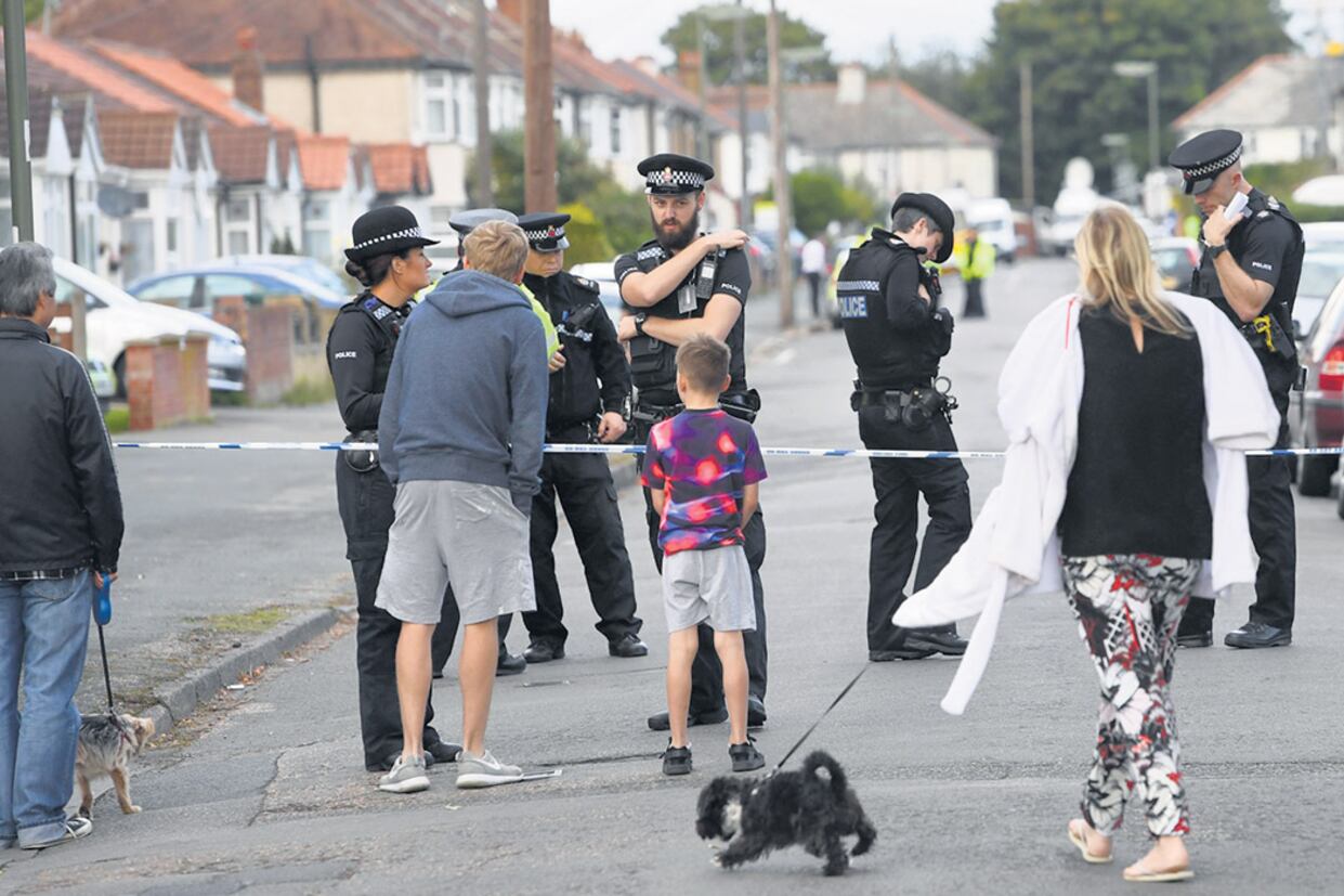 Allanamiento en el pueblo costero de Sunbury on Thames, en el marco de la investigaciòn por el ataque al subte de Londres esta semana.