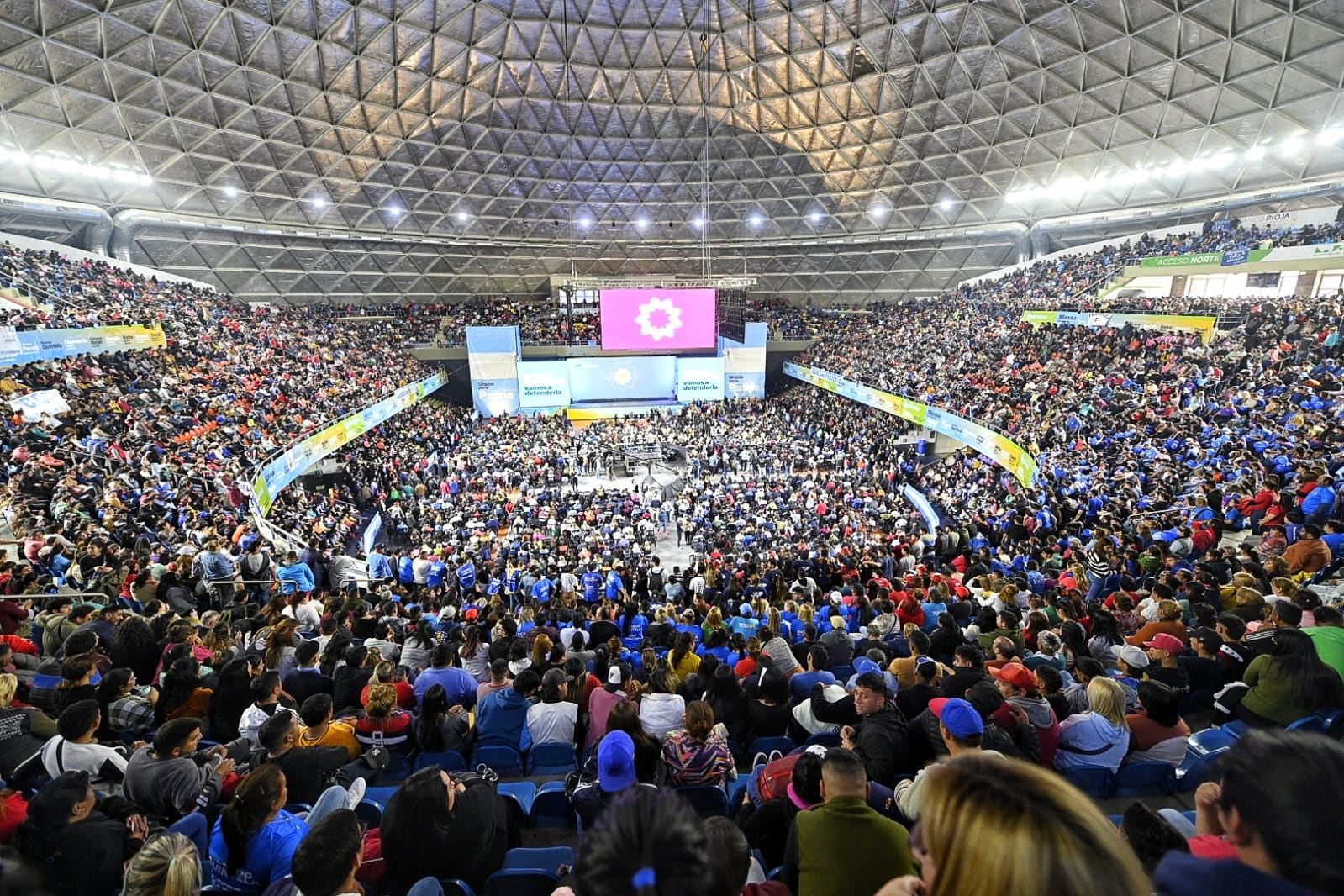 Acto de UxP en el Superdomo de La RIoja.