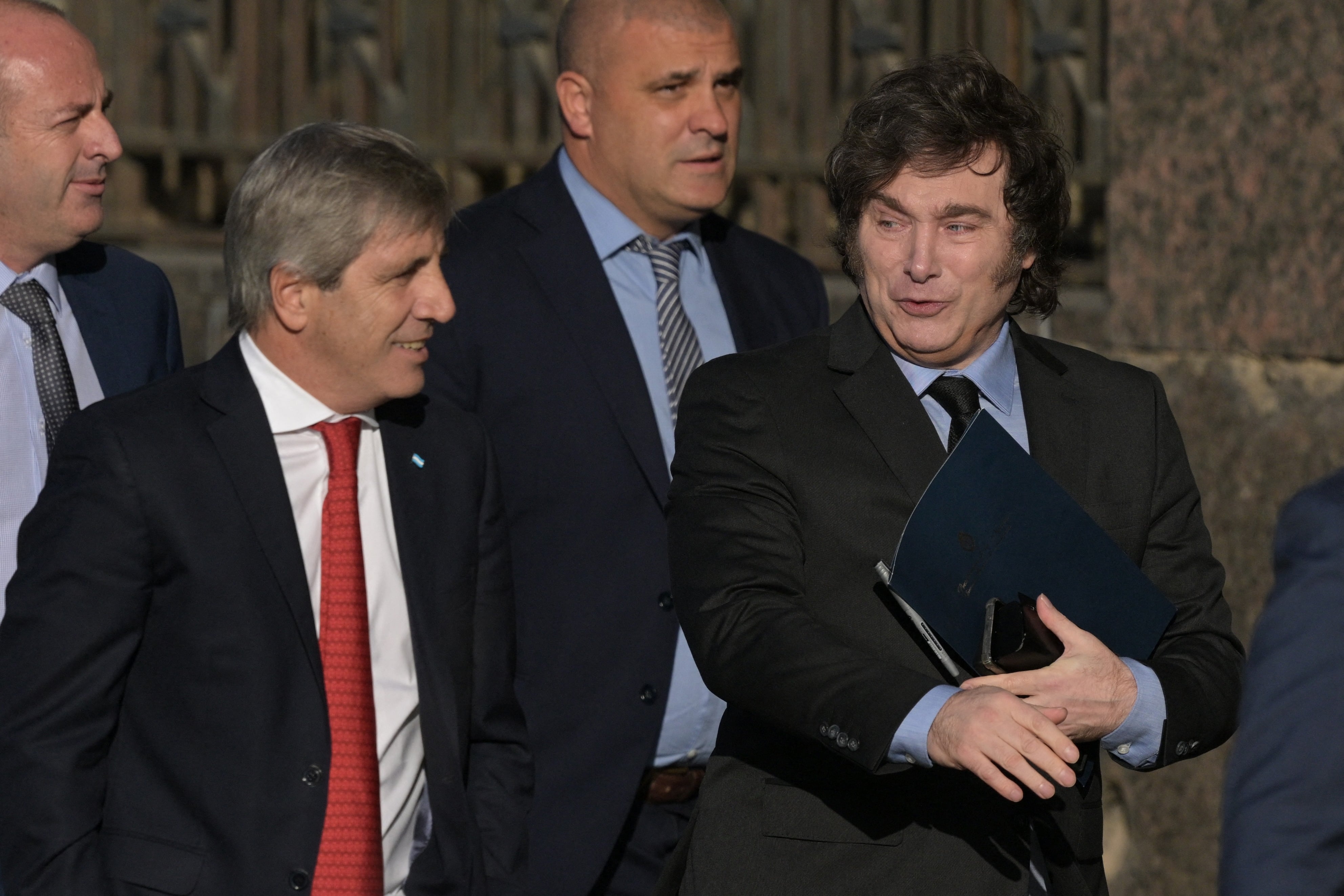 El ministro de Economía, Luis Caputo, y el presidente Javier Milei. 