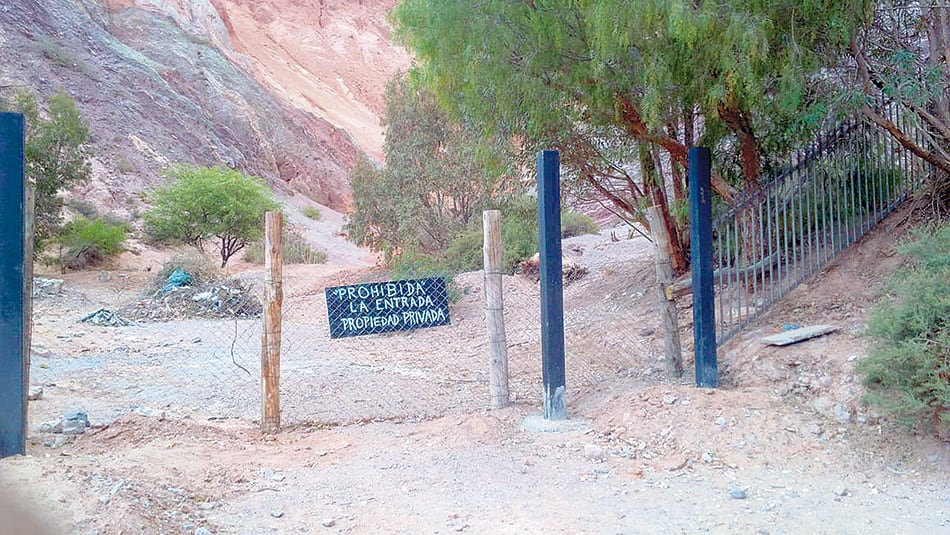 Edgardo “Memo” Vilte dice haber comprado el cerro y lo rodeó con un alambrado y rejas.