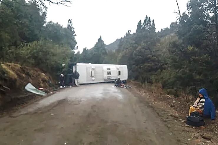 La principal hipótesis es que el accidente se produjo porque había hielo y barro en la carretera.