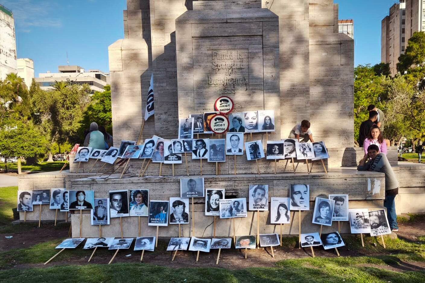 La imagen de los desaparecidos bahienses, en la Plaza Rivadavia.