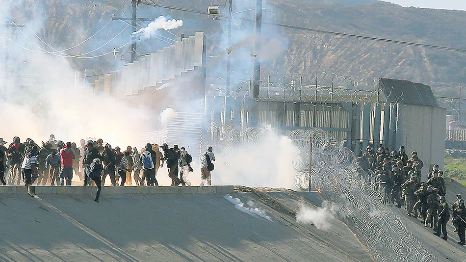 La policía fronteriza utilizó gases lacrimógenos contra un grupo de migrantes en Tijuana.