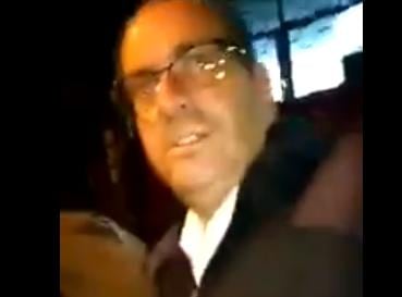 Uno de los policías que, sin idenficarse, detuvo al docente.