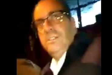 Uno de los policías que, sin idenficarse, detuvo al docente.