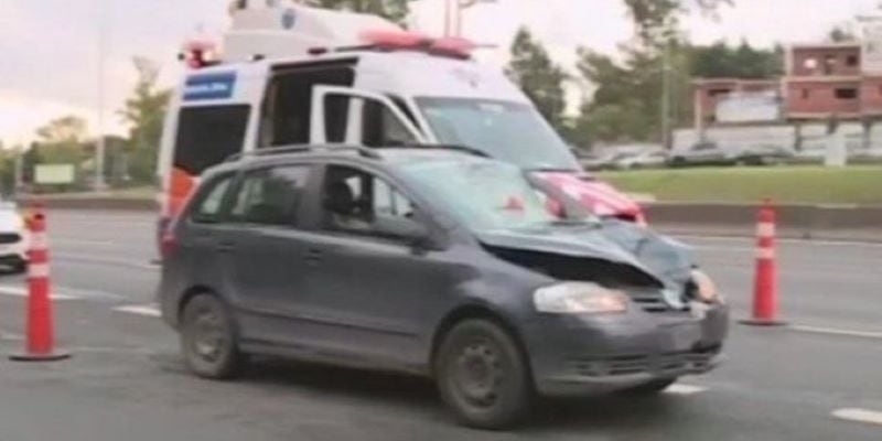 El auto que atropelló al peatón en Panamericana, cuyo conductor resultó herido en el accidente.