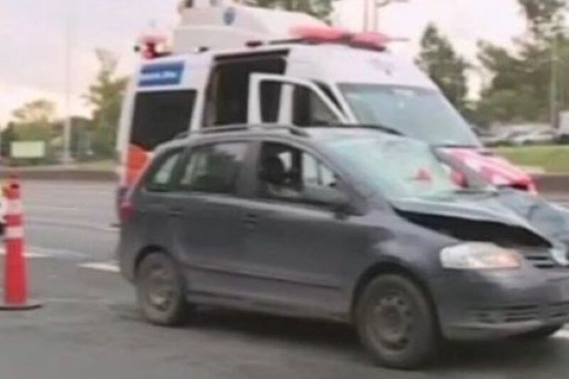 El auto que atropelló al peatón en Panamericana, cuyo conductor resultó herido en el accidente.