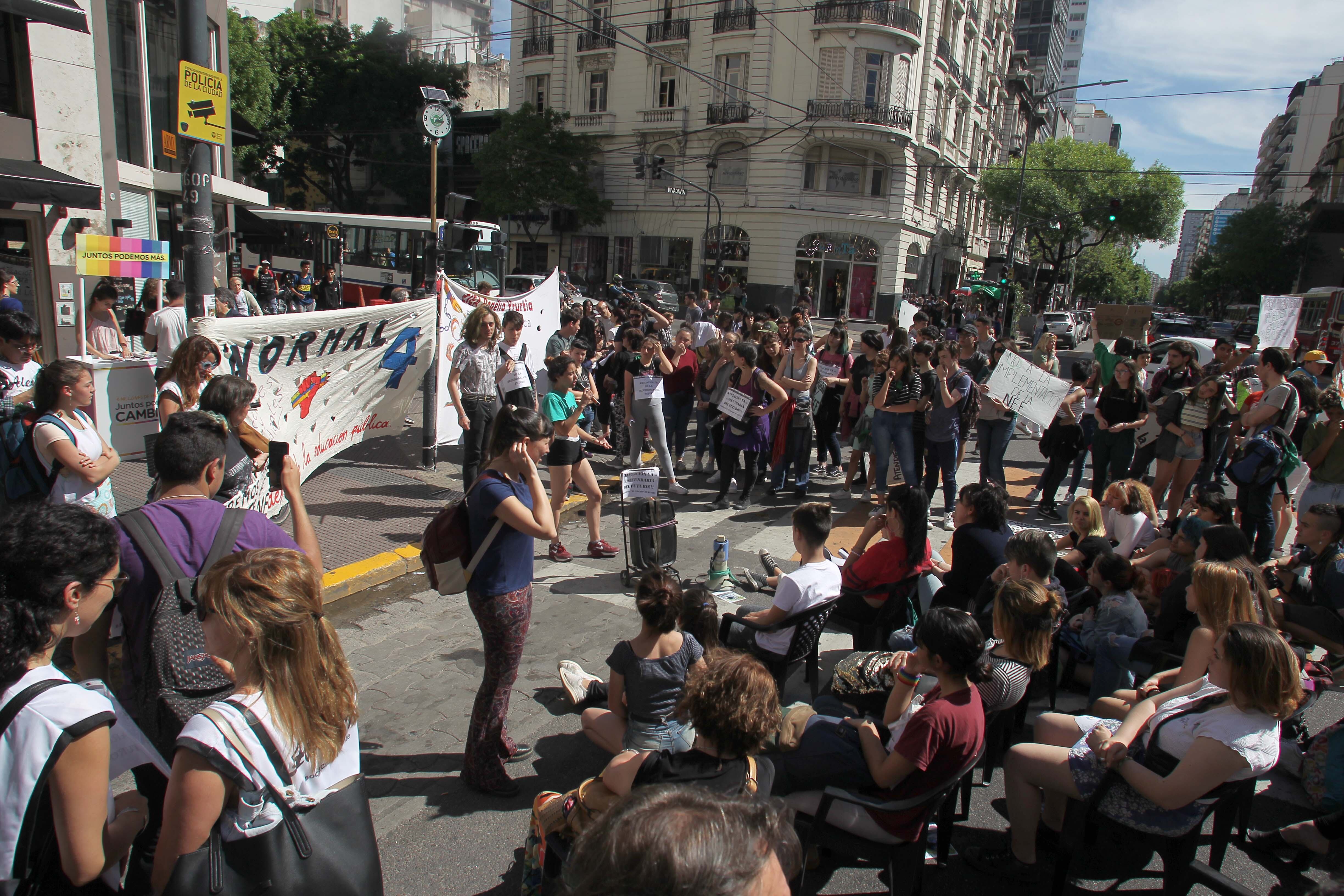 Docentes y alumnos en Acoyte y Rivadavia.