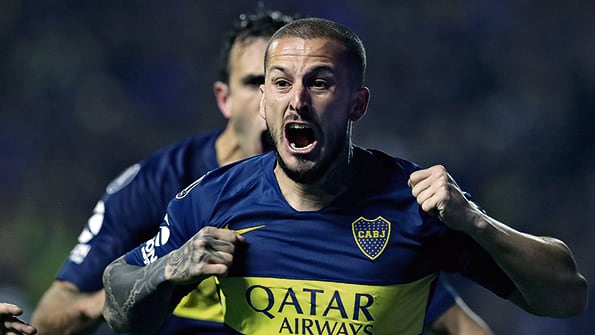 Darío Benedetto con la boca llena de gol luego de una de sus dos definiciones.