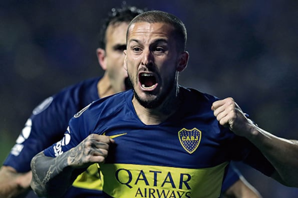 Darío Benedetto con la boca llena de gol luego de una de sus dos definiciones.
