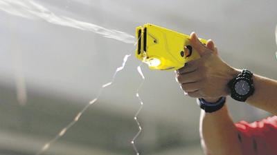 El Gobierno pagó 5 millones de pesos por el primer lote de 100 pistolas taser.