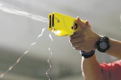 El Gobierno pagó 5 millones de pesos por el primer lote de 100 pistolas taser.