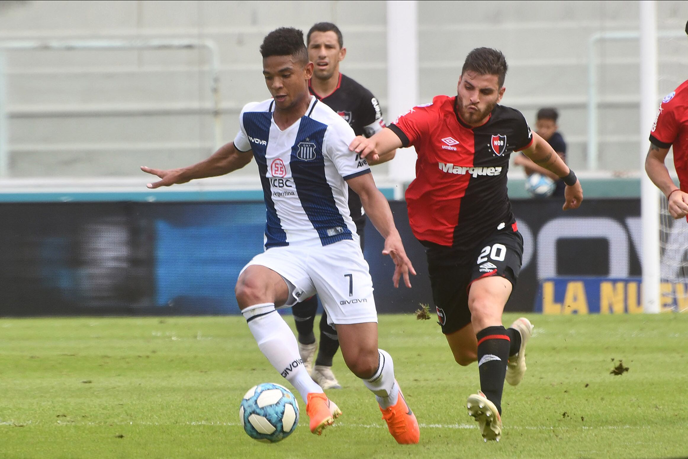 Valoyes se lleva la pelota ante la marca de Fernández. Ganó Talleres de Córdoba.
