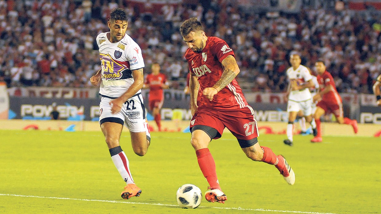 n Lucas Pratto encara hacia el arco en una de las pocas opciones que tuvo para hacerlo durante el partido.